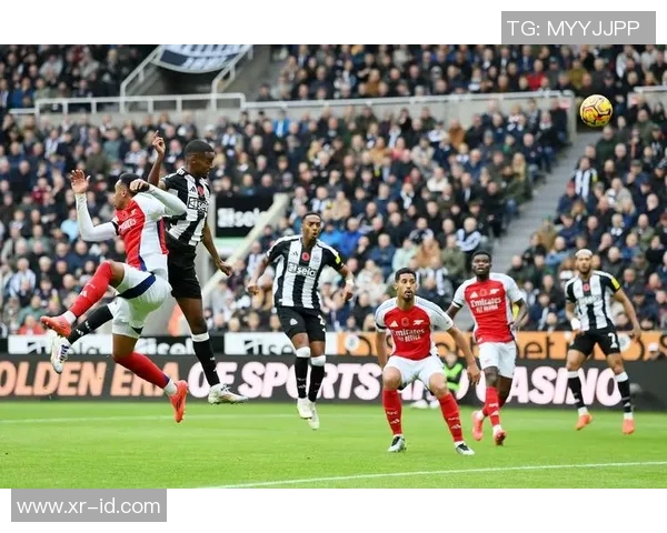 詹姆斯跨界挑战足球场展现运动天赋与激情的精彩瞬间